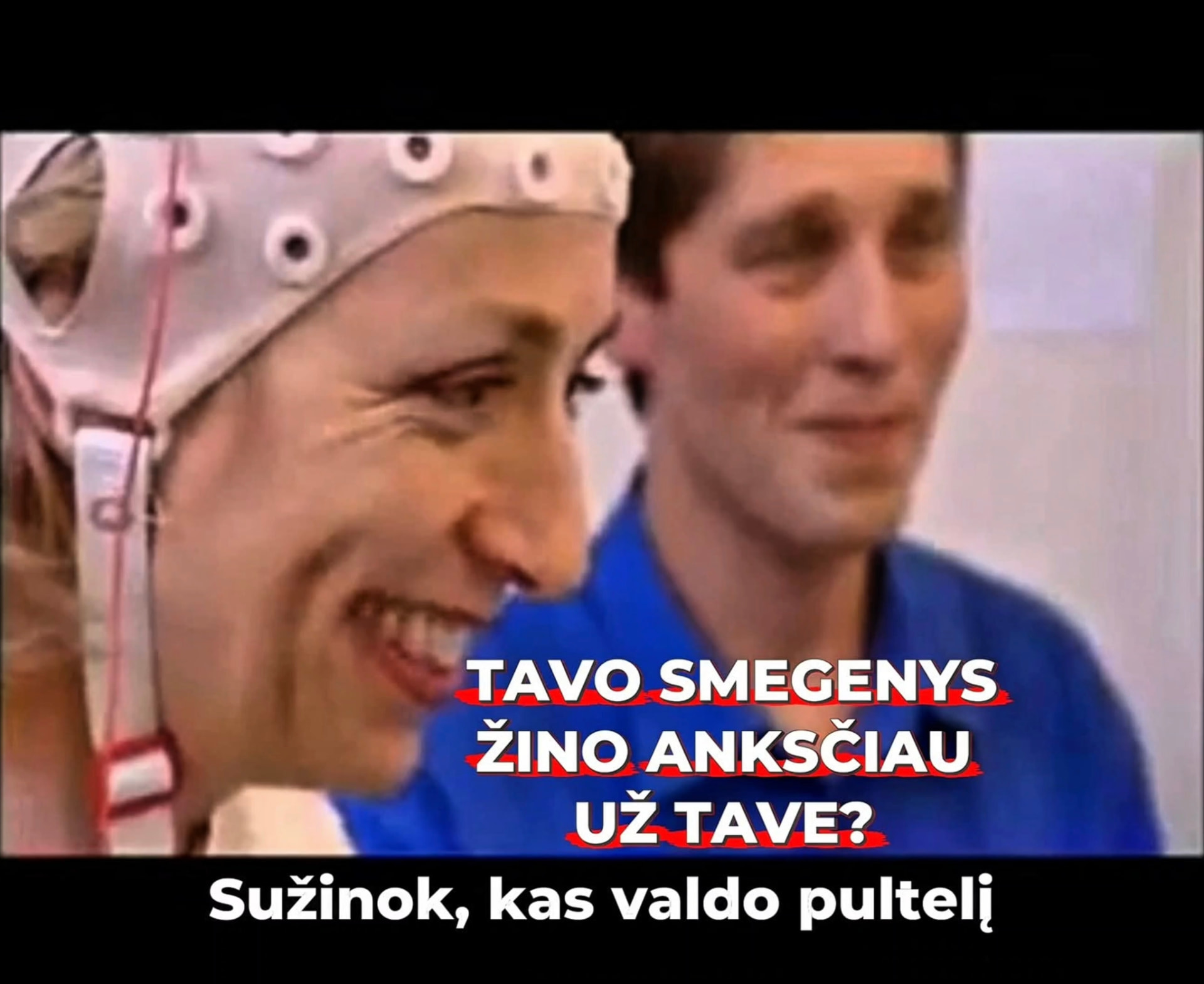 EEG eksperimentas; užrašas: TAVO SMEGENYS ŽINO ANKSČIAU UŽ TAVE? Sužinok, kas valdo pultelį.