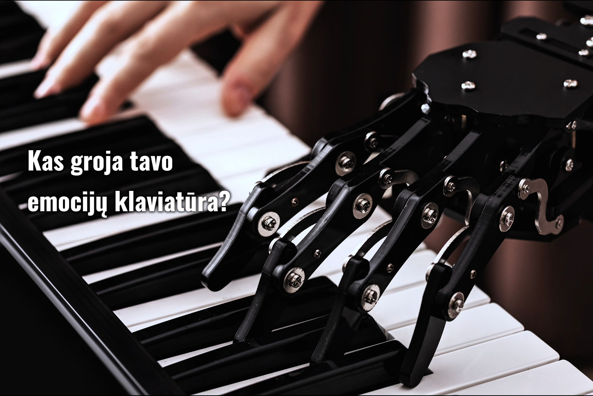 Žmogaus ir roboto rankos prie pianino; užrašas: Kas groja tavo emocijų klaviatūra?