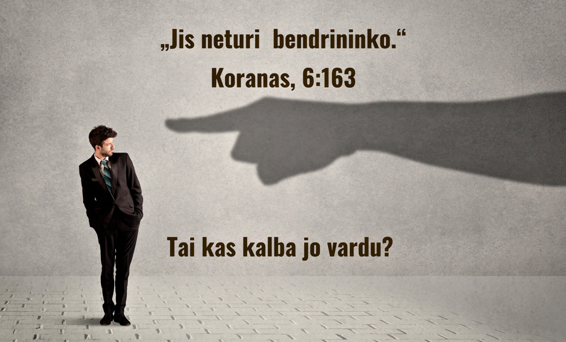 Vyras prieš milžinišką į jį nukreiptos rankos šešėlį; nuotraukoje Korano 6:163 citata.