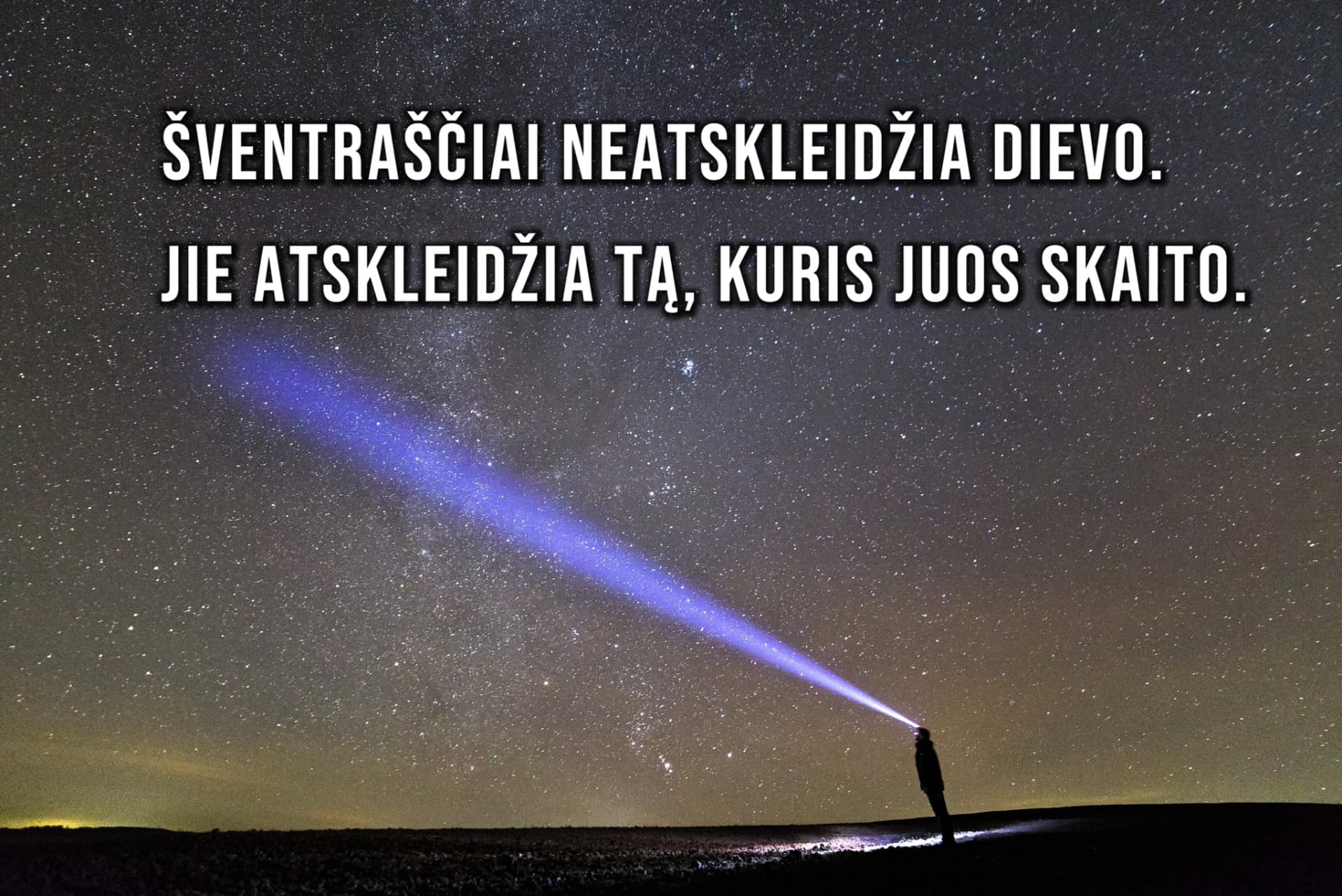 Žvaigždėtas naktinis dangus ir žmogus su prožektoriaus spinduliu; užrašas: Šventraščiai neatskleidžia Dievo. Jie atskleidžia tą, kuris juos skaito.