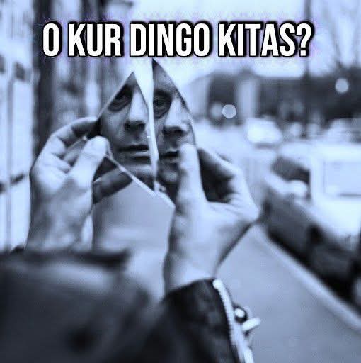 O KUR DINGO KITAS? — žmogus, žiūrintis į savo atvaizdą sudužusio veidrodžio šukėje