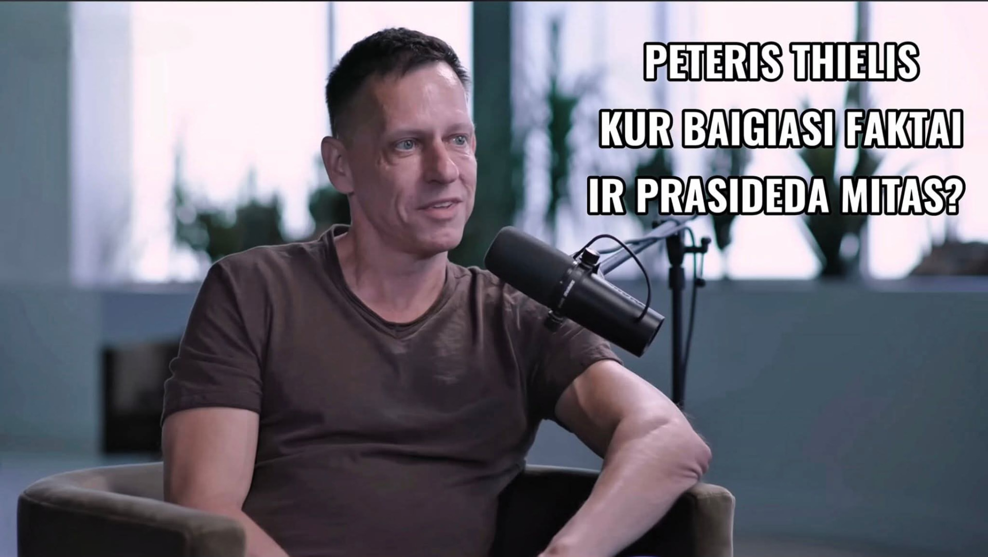 Peteris Thielis su mikrofonu, užrašas „PETERIS THIELIS. KUR BAIGIASI FAKTAI IR PRASIDEDA MITAS?“