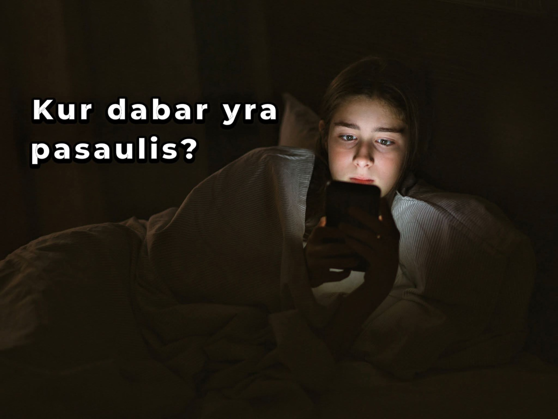 Kur dabar yra pasaulis? — žmogus lovoje tamsoje žiūri į telefono ekraną