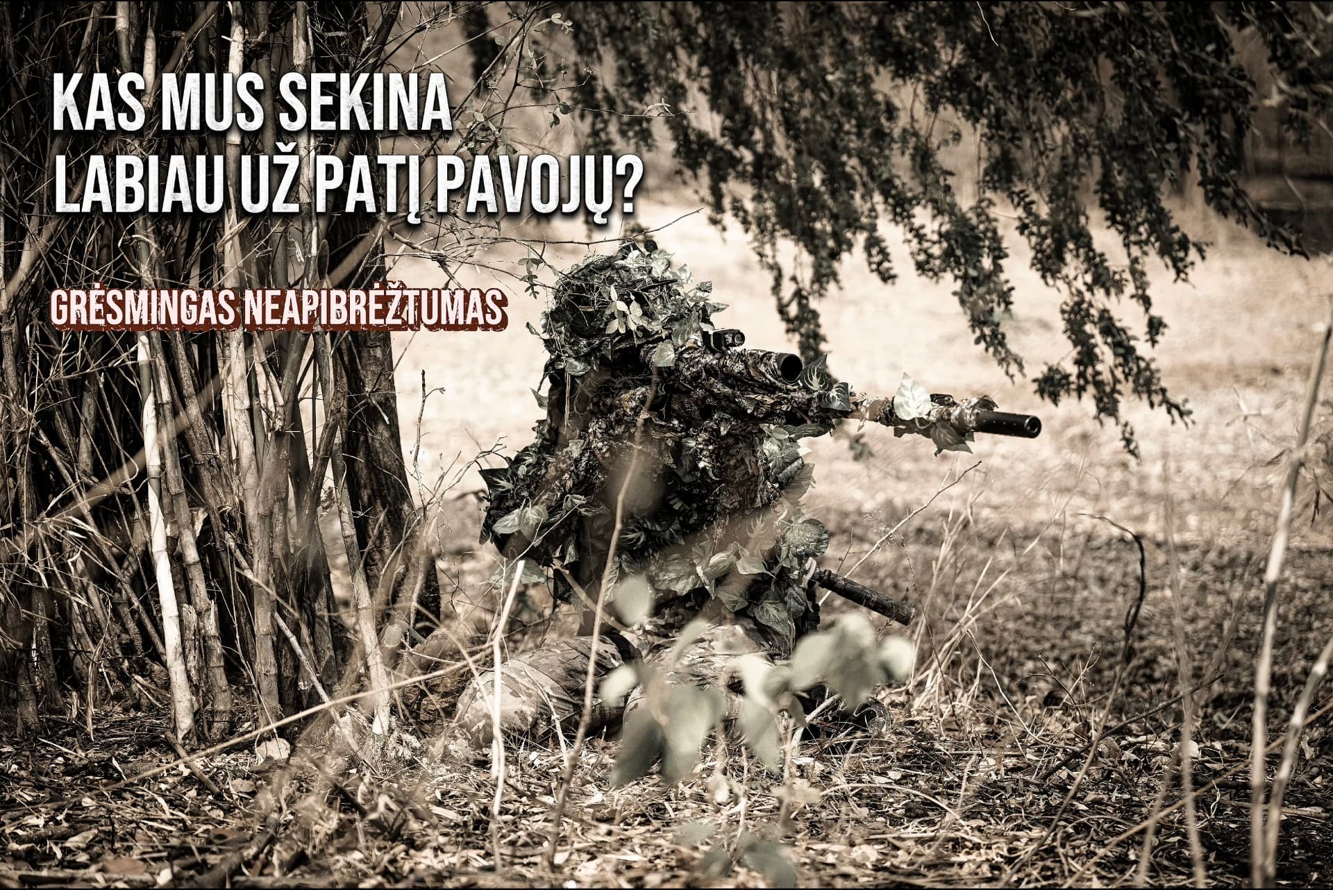 Kamufliažu apsimaskavęs snaiperis krūmuose; užrašas: Kas mus sekina labiau už patį pavojų? Grėsmingas neapibrėžtumas.